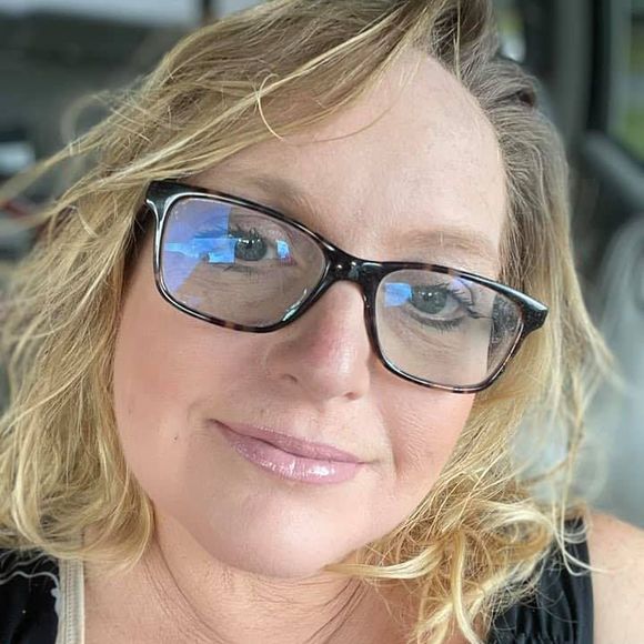 Meet your Posher, Jennifer - Picture 1 of 1